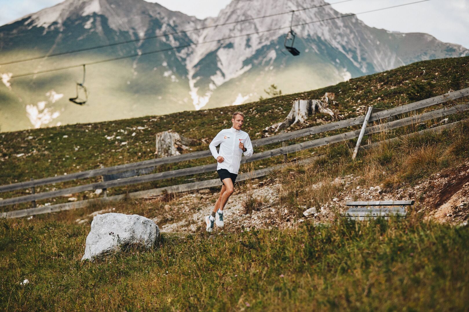 Björn Koreman che corre su una strada di montagna