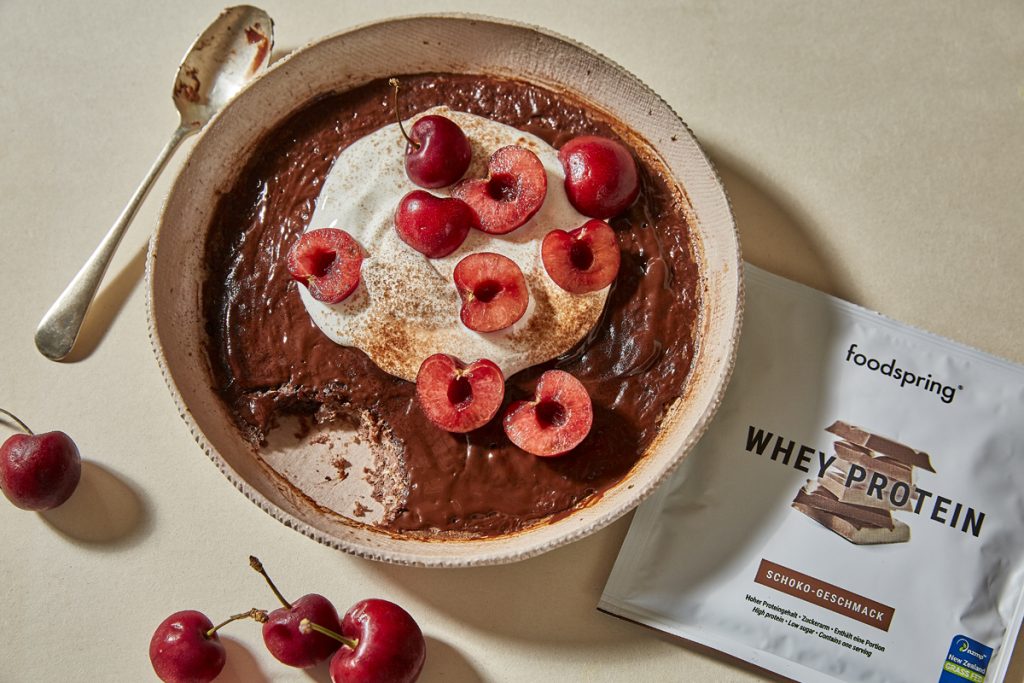 black forest baked oats with foodspring chocolate whey protein