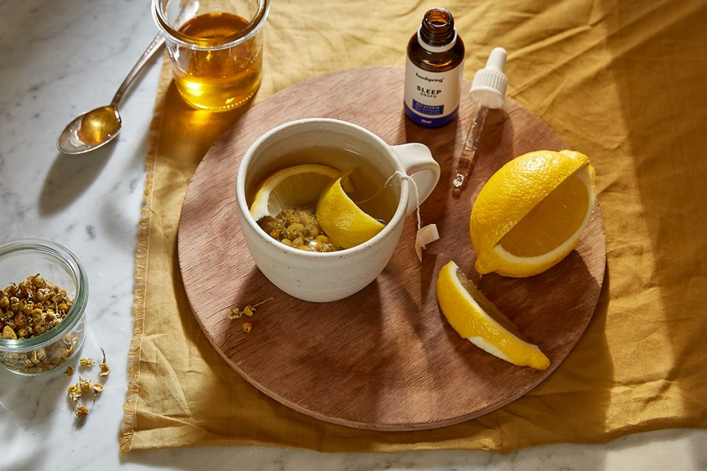 lemon chamomile sleepy tea with foodspring melatonin sleep drops