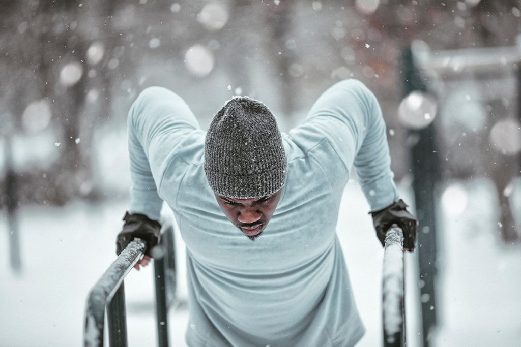 ein Mann trainiert im Winter draußen