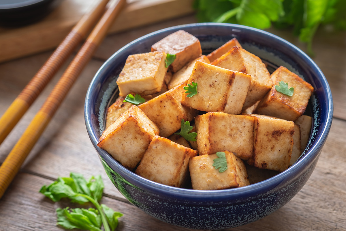 Tofu gebraten in einer Schale